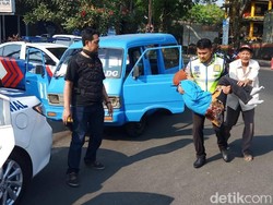 Aksi Heroik Dua Polantas Malang Selamatkan Wanita Berjilbab Saat Kejang