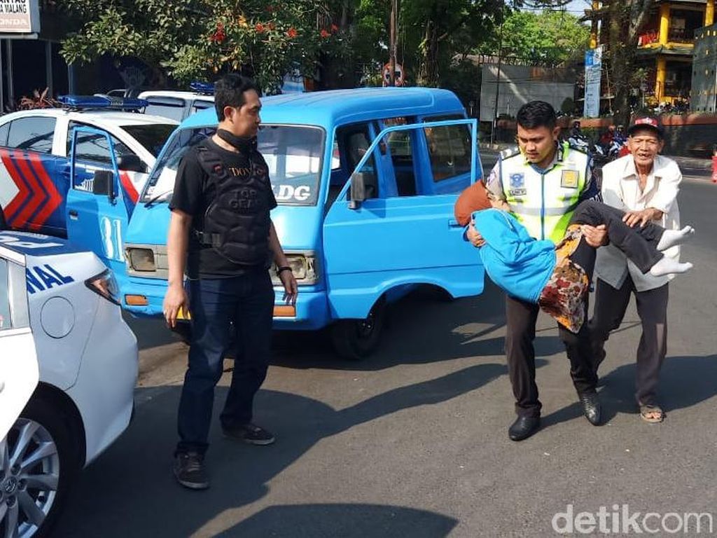 Aksi Heroik Dua Polantas Malang Selamatkan Wanita Berjilbab Saat Kejang Aksi Heroik Dua Polantas Malang Selamatkan Wanita Berjilbab Saat Kejang