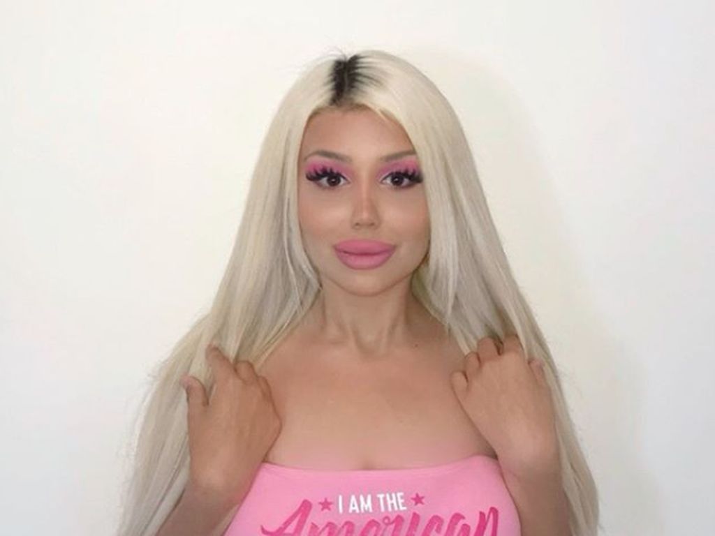 Wanita Ini Habiskan Ratusan Juta Pertahun Untuk Jadi Barbie Wanita Ini Habiskan Ratusan Juta Pertahun Untuk Jadi Barbie