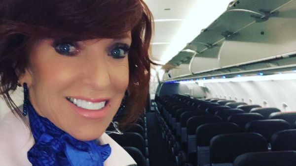 Penampilan Pramugari yang Buat Orang Nggak Nyangka Usianya 62 Tahun