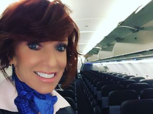 Penampilan Pramugari yang Buat Orang Nggak Nyangka Usianya 62 Tahun