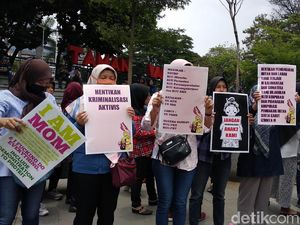 Ibu-Ibu Bandung Aksi Damai untuk Mahasiswa Korban Kekerasan Aparat