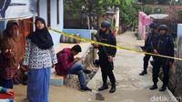 Polisi Bersenjata Jaga Rumah Kontrakan Penyerang Wiranto