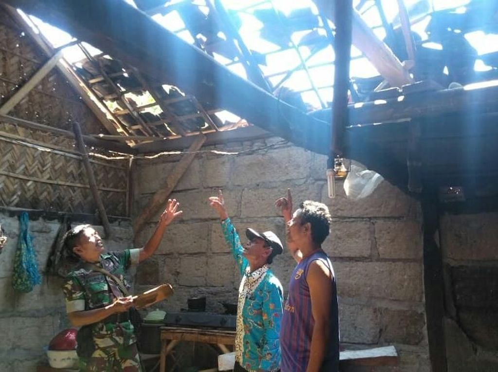 Angin Kencang Rusak 3 Rumah dan 2 Kandang Ternak di Situbondo Angin Kencang Rusak 3 Rumah dan 2 Kandang Ternak di Situbondo