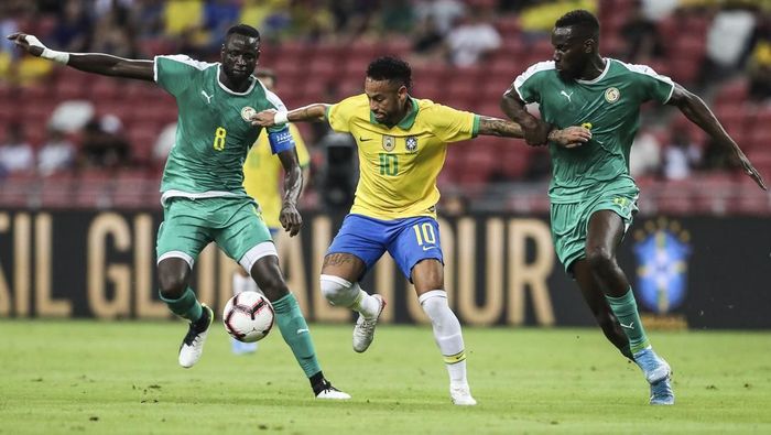 Aksi pemain Brasil, Neymar (tengah), dikepung dua pemain Senegal dalam laga persahabatan di Stadion Nasional, Singapura, Kamis (10/10/2019). Laga berakhir 1-1. (Foto: Danial Hakim/AP Photo) Aksi pemain Brasil, Neymar (tengah), dikepung dua pemain Senegal dalam laga persahabatan di Stadion Nasional, Singapura, Kamis (10/10/2019). Laga berakhir 1-1. (Foto: Danial Hakim/AP Photo)