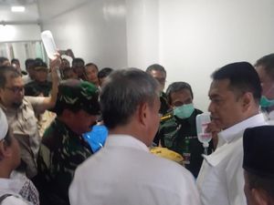 Jenguk Wiranto, Kapitra Ampera: Beliau Bisa Bicara Tapi Agak Lemas