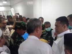 Jenguk Wiranto, Kapitra Ampera: Beliau Bisa Bicara Tapi Agak Lemas