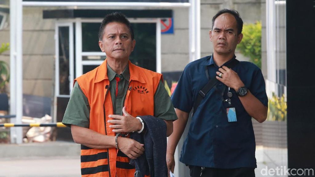 Momen Tangan Soetikno Diborgol dan Pakai Baju Tahanan Momen Tangan Soetikno Diborgol dan Pakai Baju Tahanan