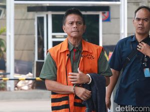 Momen Tangan Soetikno Diborgol dan Pakai Baju Tahanan