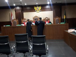 Kivlan Zen Dirawat di RSPAD, Sidang Kasus Senpi Ilegal Ditunda
