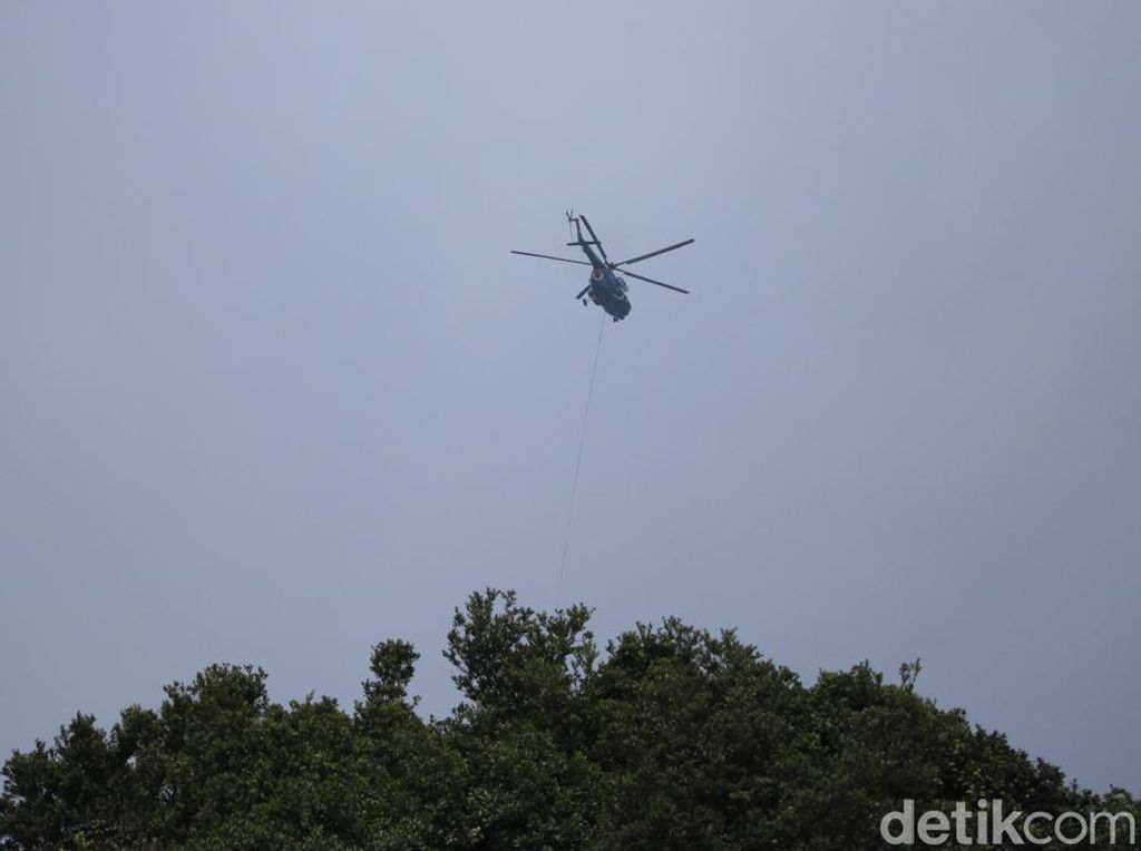 Kabut di Kawah Putih, Helikopter Bom Air Geser ke Gunung Malabar Kabut di Kawah Putih, Helikopter Bom Air Geser ke Gunung Malabar