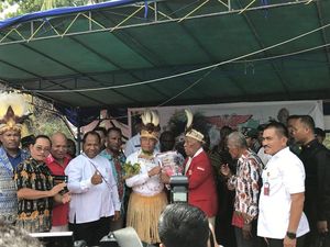 Di Tepi Danau Sentani, Menhan Dinobatkan Jadi Anak Suku Tabi