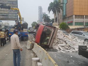 Ada Truk Terguling, Lalin Jalan MT Haryono Arah Cawang Padat Ada Truk Terguling, Lalin Jalan MT Haryono Arah Cawang Padat