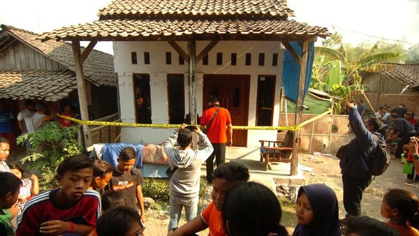 Rumah Istri Pelaku Penusukan Wiranto Digaris Polisi