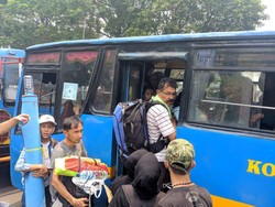 Bus Datang, Pencari Suaka Batal Jalan Kaki dari Kalideres ke Kebon Sirih