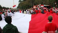 Kawal Pelantikan Presiden, Massa Bentangkan Bendera Raksasa
