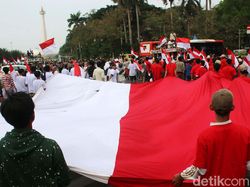 Kawal Pelantikan Presiden, Massa Bentangkan Bendera Raksasa