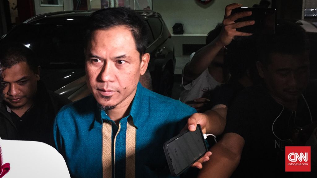 Sekretaris Umum DPP FPI Munarman usai menjalani pemeriksaan sebagai saksi kasus penculikan dan penganiayaan terhadap pegiat media sosial Ninoy Karundeng di Polda Metro Jaya, Rabu (9/10) malam.