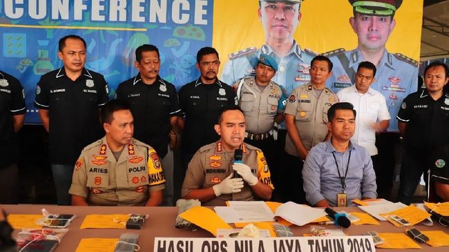 Berita 19 Pengedar Narkoba Diamankan dalam Operasi Nila Jaya, 1 Orang WN Thailand Jumat 5 Juni 2020 Berita 19 Pengedar Narkoba Diamankan dalam Operasi Nila Jaya, 1 Orang WN Thailand Jumat 5 Juni 2020