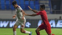 Indonesia bertanding melawan Uni Emirat Arab dalam laga Kualifikasi Piala Dunia 2022 di Al Maktoum Stadium, Kamis (10/10/2019) malam WIB. Dok. AFP/KARIM SAHIB.