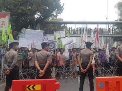 Mau Demo di Istana, Massa Petani Dihalang Kawat Berduri Selepas Patung Kuda
