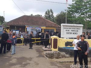 Dijaga Ketat Polisi, Abu Rara Penusuk Wiranto Dibawa ke Mabes Polri