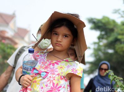 Bertopi Kardus, Anak-anak Pencari Suaka Ikut Aksi Long March