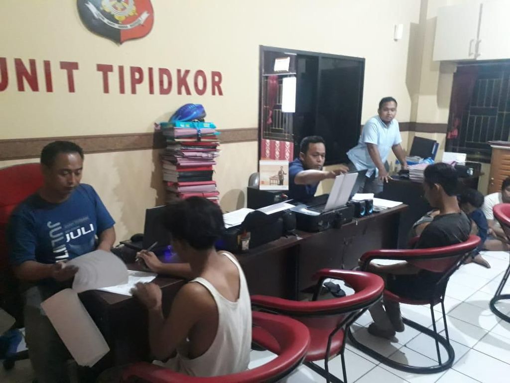 2 Anggota Polres Cilegon Dikeroyok Sekelompok Pemuda Mabuk 2 Anggota Polres Cilegon Dikeroyok Sekelompok Pemuda Mabuk