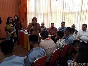 Risma Nasihati Puluhan Anak yang Pernah Tertangkap Hendak Tawuran