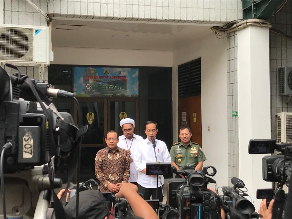 Dijenguk Jokowi, Wiranto Curhat Mau Ratas Lagi Dijenguk Jokowi, Wiranto Curhat Mau Ratas Lagi