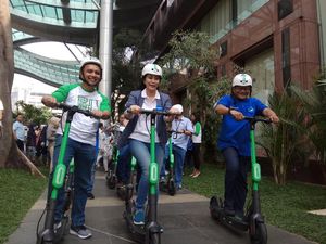 Asyik, Karyawan BRI Bisa Jalan-jalan Pakai Skuter Listrik Asyik, Karyawan BRI Bisa Jalan-jalan Pakai Skuter Listrik