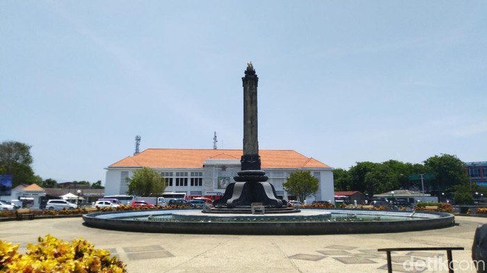 Suasana hari tanpa bayangan di Tugu Muda Semarang, Jumat (11/10/2019).