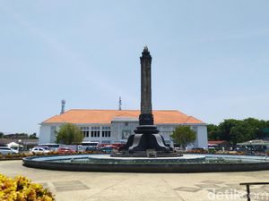 Mobil HRV Nyangkut di Taman Tugu Muda Semarang, Pengemudi Kabur Mobil HRV Nyangkut di Taman Tugu Muda Semarang, Pengemudi Kabur