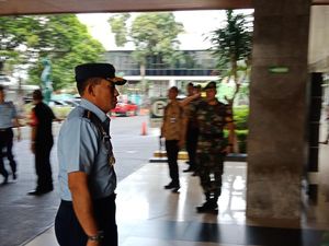 KSAU-KSAL Jenguk Wiranto di RSPAD Gatot Soebroto