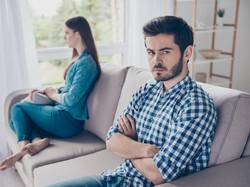 Suami Tidak Menafkahi dan Nggak Mau Kerja, Bertahan atau Cerai?