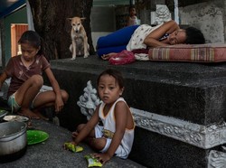 Hidup di Antara Orang Mati, Orang-orang Ini Masak dan Makan di Kuburan