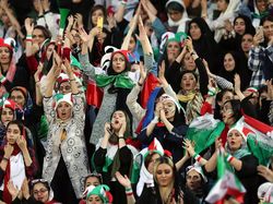Kemajuan! Iran Akhirnya Izinkan Perempuan Nonton Bola di Stadion