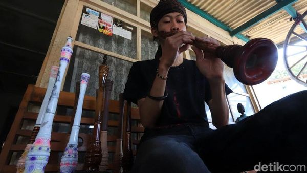 Melihat Pembuatan Terompet Pencak yang Bernilai Jual Tinggi