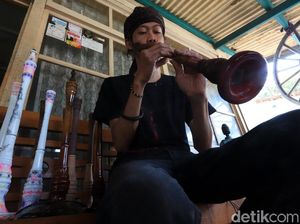 Melihat Pembuatan Terompet Pencak yang Bernilai Jual Tinggi Melihat Pembuatan Terompet Pencak yang Bernilai Jual Tinggi