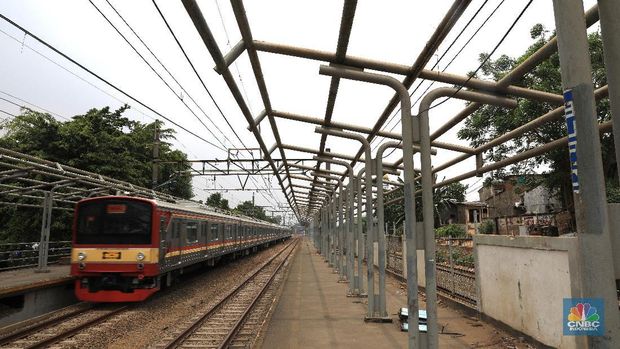 Kereta melintas di area Stasiun Buaran lama nan usang di Kawasan Buaran, Jakarta Timur, Jumat (11/10). Semenjak dioperasikan Stasiun Buaran Baru nan jaraknya tidak jauh dari stasiun Buaran lama, Stasiun ini sudah mulai tidak beraksi lagi. Kondisi genting Stasiun dan pintu loket terlihat hancur. Penjaga pintu stasiun nan tidak mau disebutkan namanya Stasiun ini tinggal dirobohkan dan menunggu pemborong nan mau angkut besi-besi di sekitar Stasiun. Seperti diketahui Stasiun Buaran (BUA) merupakan Stasiun kereta api kelas III/kecil nan terletak di Jatinegara, Cakung, Jakarta Timur. Stasiun nan terletak pada ketinggian +11 meter ini termasuk dalam Daerah Operasi I Jakarta dan hanya melayani rute KRL Commuter Line. Stasiun ini terletak di lintas KRL Commuter Line jalur Bekasi/Cikarang nan dimulai dari Stasiun Jatinegara hingga Stasiun Bekasi/Cikarang. Saat ini stasiun ini mempunyai empat jalur kereta api.  (CNBC Indonesia/Muhammad Sabki)