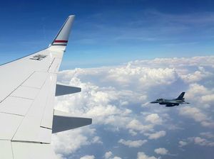 Aksi Jet F-16 TNI AU Iringi Perjalanan Dinas JK