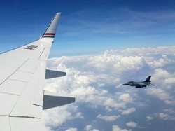 Aksi Jet F-16 TNI AU Iringi Perjalanan Dinas JK