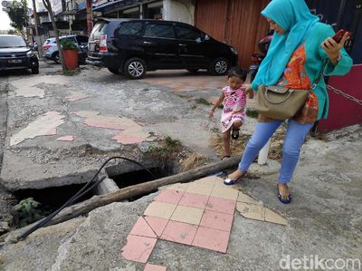 Awas, Lubang Mengintai Pejalan Kaki di Margonda