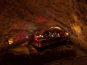 Di Arizona Bisa Makan di Dalam Gua Batu Berusia Ratusan Tahun Di Arizona Bisa Makan di Dalam Gua Batu Berusia Ratusan Tahun