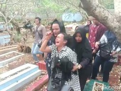 Ibunda Korban Demo Rusuh Histeris Usai Pemakaman: Anak Saya Disiksa