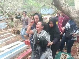 Ibunda Korban Demo Rusuh Histeris Usai Pemakaman: Anak Saya Disiksa Ibunda Korban Demo Rusuh Histeris Usai Pemakaman: Anak Saya Disiksa