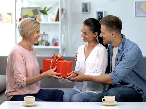 Sering Konflik dengan Ibu Mertua? Simak Cara Meminimalisasinya