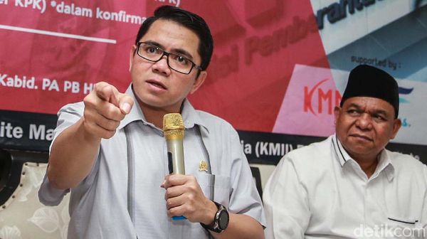 Ekspresi Arteria Dahlan Saat Kritisi KPK