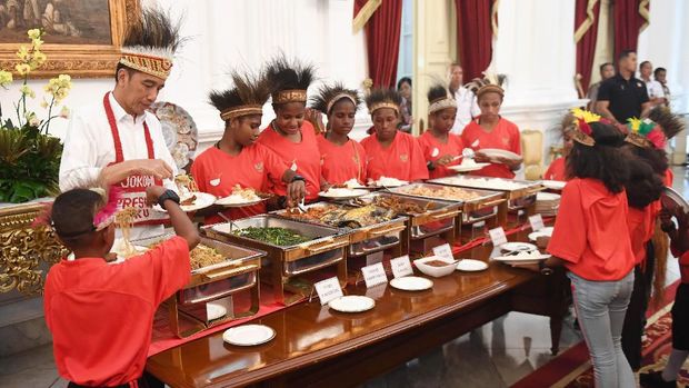 Presiden Joko Widodo (kiri) makan bersama anak-anak perwakilan siswa SDr di Jayapura dan Asmat, Papua, di Istana Merdeka, Jakarta, Jumat (11/10/2019). Kedatangan anak-anak tersebut dalam rangka memenuhi undangan presiden, yang dulu berjanji mengajak mereka ke Istana Kepresidenan saat mengunjungi Jayapura dan Asmat. ANTARA FOTO/Akbar Nugroho Gumay/foc.