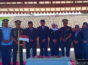 Ziarah ke Makam Gubernur Pertama Jatim, Khofifah Teteskan Air Mata Ziarah ke Makam Gubernur Pertama Jatim, Khofifah Teteskan Air Mata